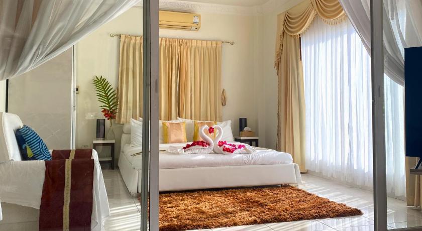 Image of Deluxe Suite with Sea View 0