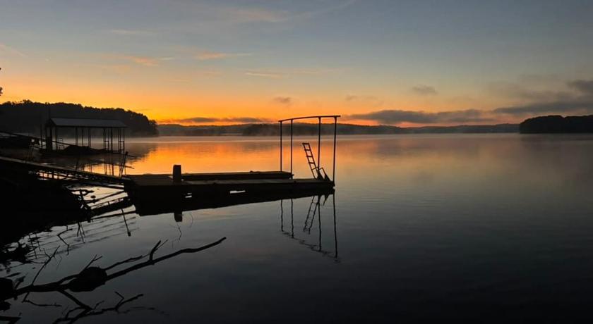 Blue Springs LAKE Views-Dock-FISH-Jacuzzi-Boat Rental service 4-Star Accommodation room