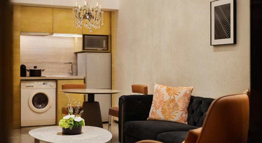Image of One-Bedroom Super King Suite with Dining Area and Kitchenette 7