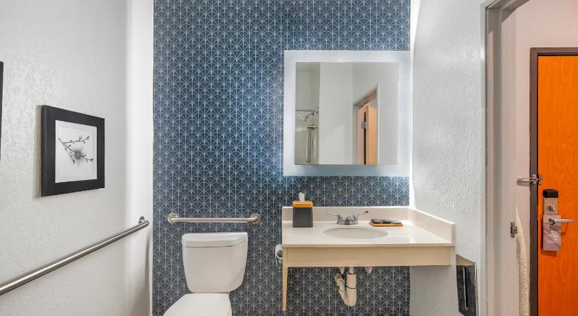 Quadruple Room with Two Queen Beds and Roll-In Shower - Disability Access/Non Smoking fotója 2