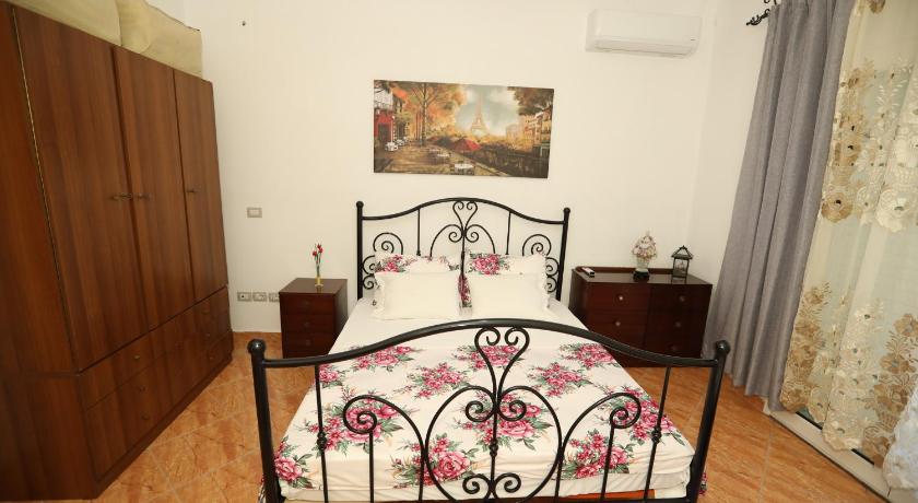 Cozy Central Fier Apartment - Free Parking, Apollonia, Seman beach & Berat