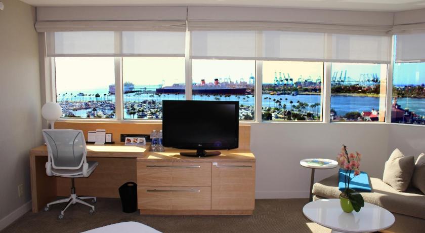 Image of 1 King Bed Harbor View Corner 3