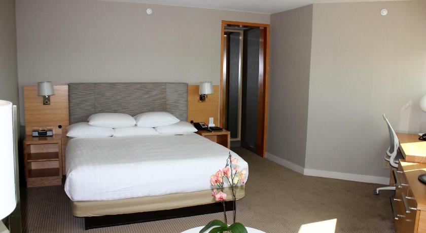 Image of 1 King Bed Harbor View Corner 2