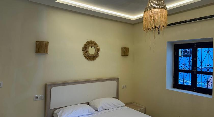 Image of Deluxe Queen Suite 2