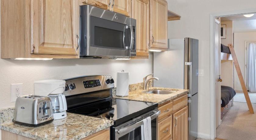Telluride (CO) Telluride Ski In Ski Out Condo Hot Tub Pool & River Views 4-Star Accommodation pool
