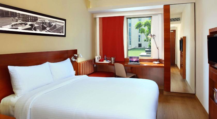 Image of Superior Queen Room - Pool View with 2 Complime Ntary Beers Per Day 4