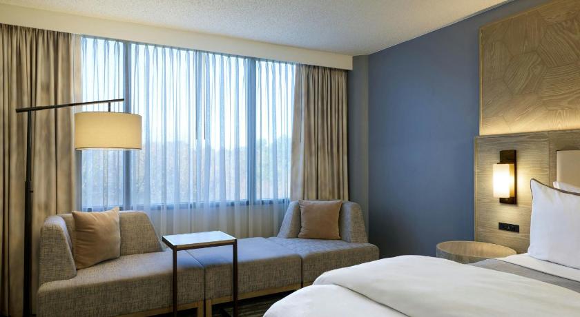 Image of Traditional King Room with Adapted Tub - Mobility and Hearing Accessible 1
