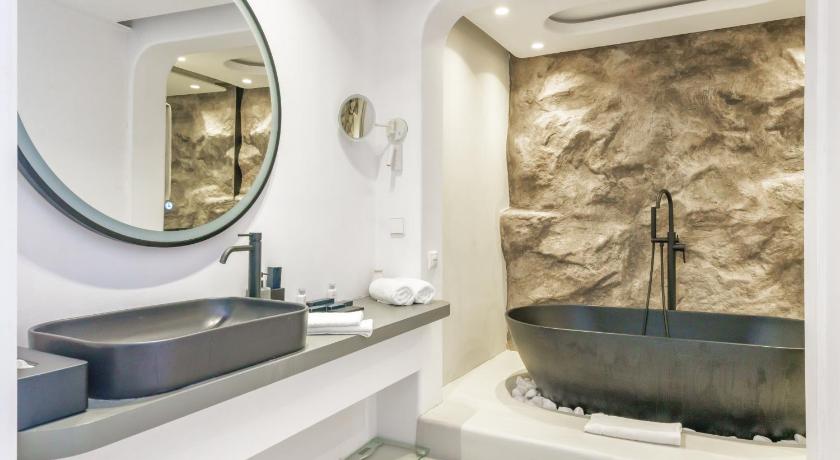 Image of Two-Bedroom Suite with Sea View and Pool 2
