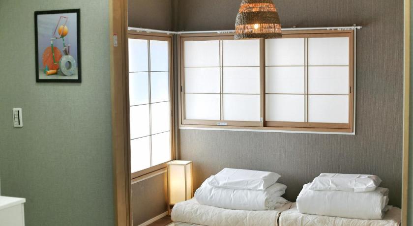 QU102 Ground-Floor 2BR Home, 6 Min to Koiwa, 1 Double Bed and 2 Single Beds, Easy with Luggage