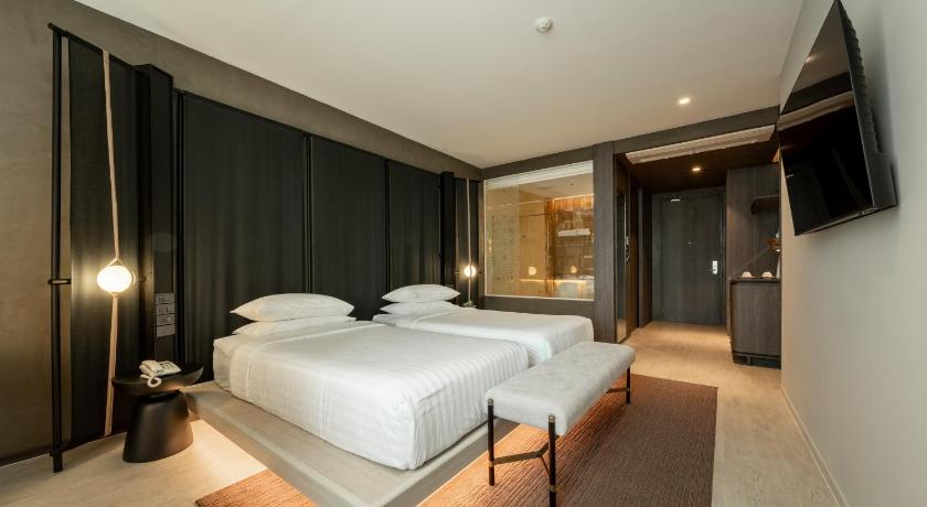 Image of Deluxe Pool Access 7