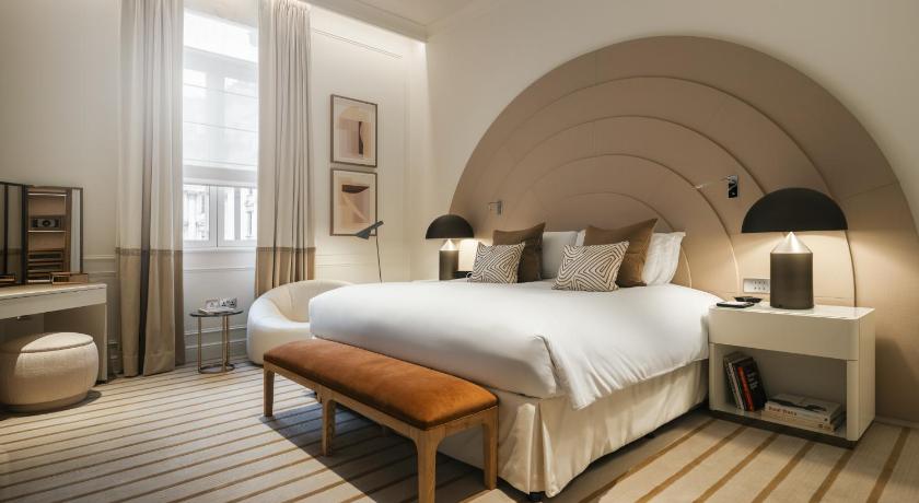Image of Opera King Suite with Separate Lounge and Dining Space - Waterloo Place View 0