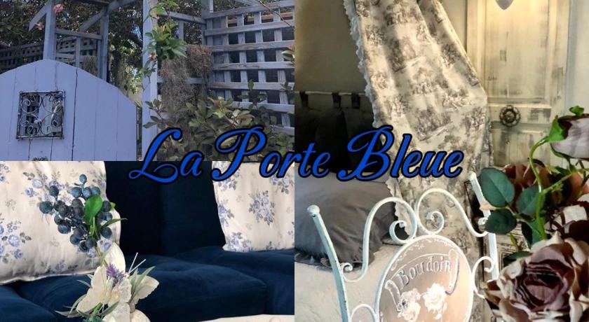 Patio et entrée de la guest house La Porte Bleue à Saint-Pierre, façade bleue caractéristique, terrasse intime avec jacuzzi privé