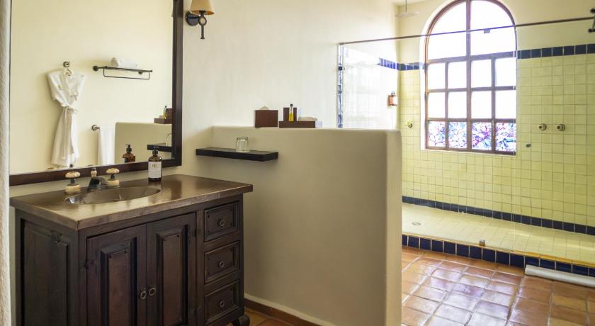 Image of Deluxe Room 12