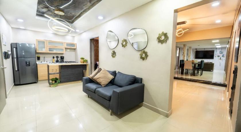 5 bedroom, with Arcade machine and foosball, 1 block from Lleras park P3