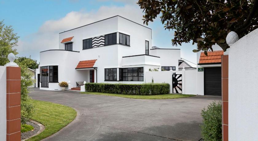 The Deco Retreat