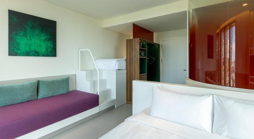 Image of 1 King Bed City View Corner, Deluxe 4