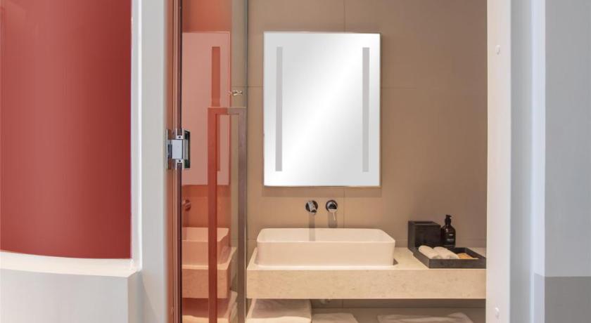 Image of 1 King Bed City View, Deluxe 5