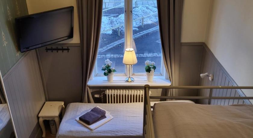Image of Triple Room with Shared Bathroom 4