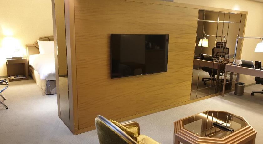 Image of Corner Suite 11