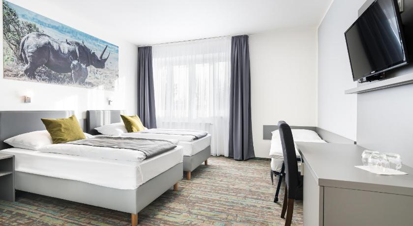 รูปของห้องเตียงใหญ่หรือเตียงแฝดพร้อมเตียงเสริม (Double or Twin Room with Extra Bed) 1