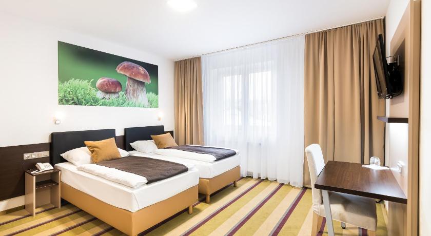 รูปของห้องเตียงใหญ่หรือเตียงแฝดพร้อมเตียงเสริม (Double or Twin Room with Extra Bed) 0