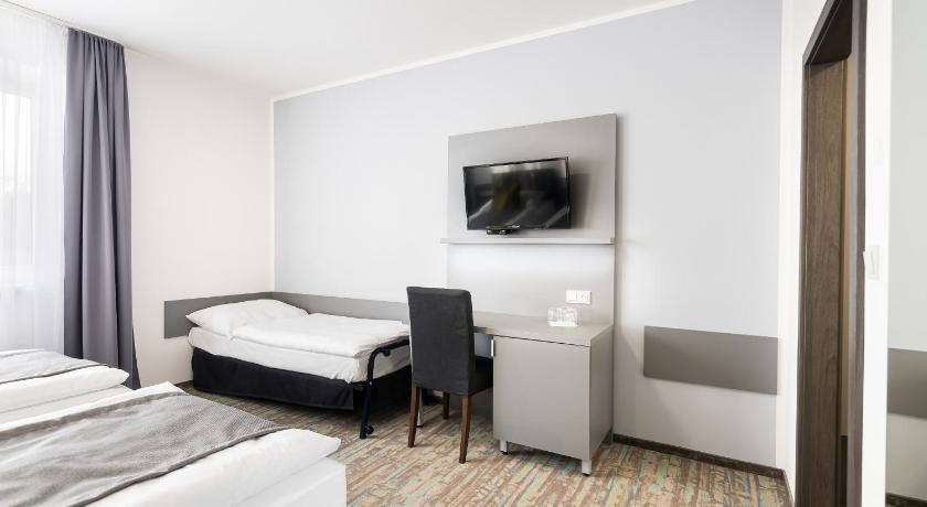 รูปของห้องเตียงใหญ่หรือเตียงแฝดพร้อมเตียงเสริม (Double or Twin Room with Extra Bed) 3