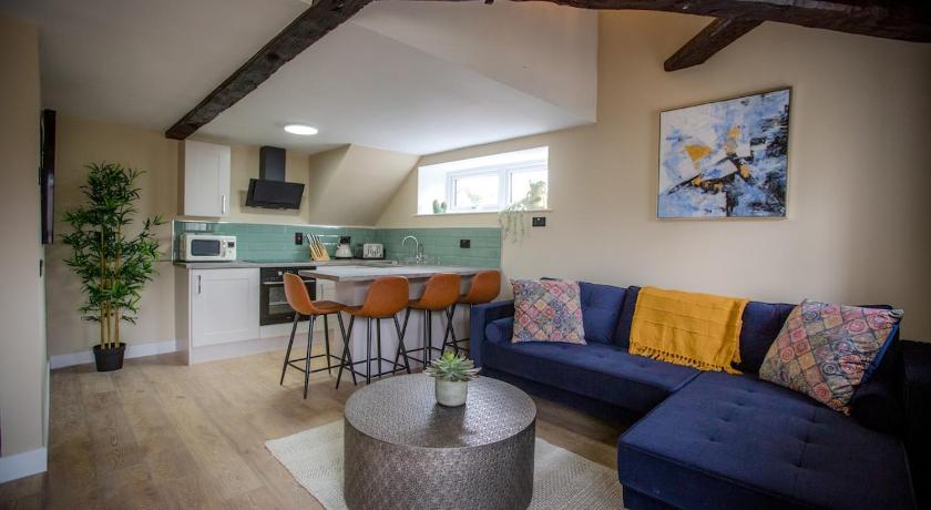 Cosy refurbished canalside appartment