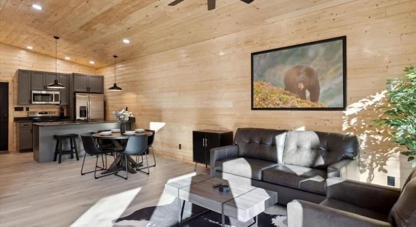 Zion Grove (TN) Green & Black Bear Cabins by Beyond Expectations 4-Star Accommodation lobby