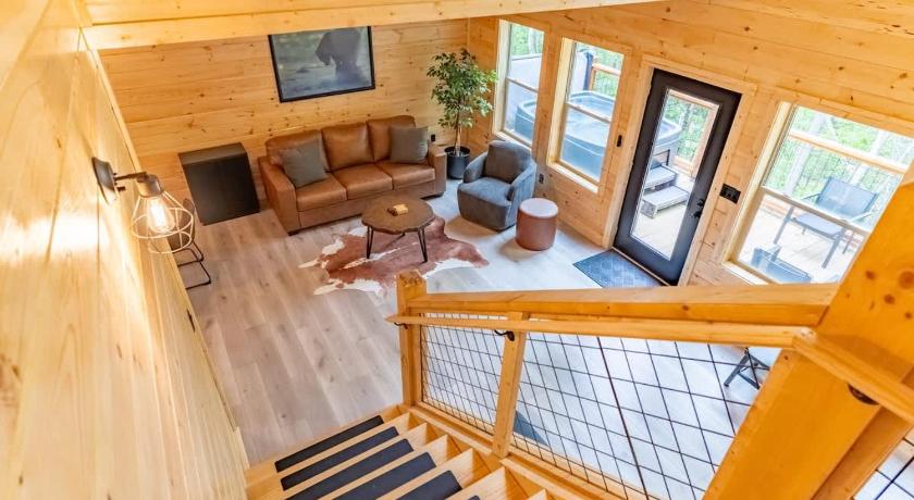 Zion Grove (TN) Green & Black Bear Cabins by Beyond Expectations 4-Star Accommodation lobby