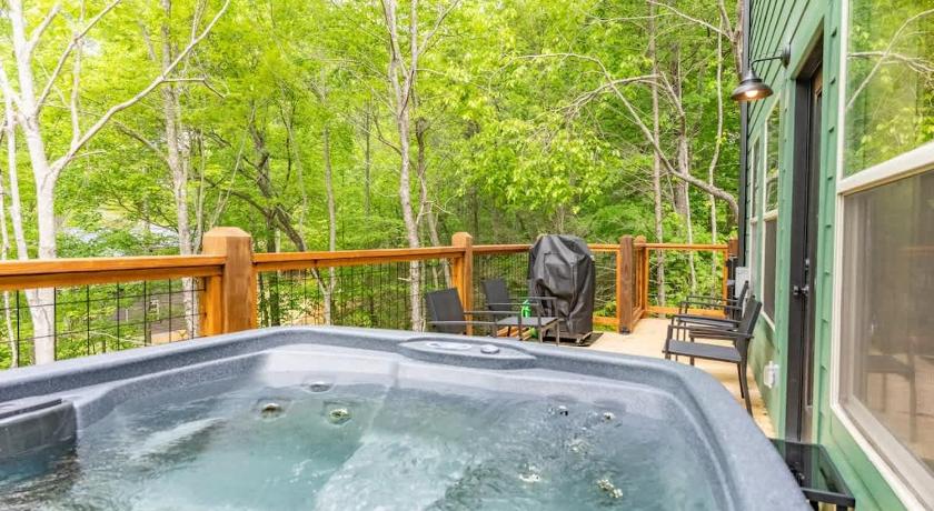Zion Grove (TN) Green & Black Bear Cabins by Beyond Expectations 4-Star Accommodation pool