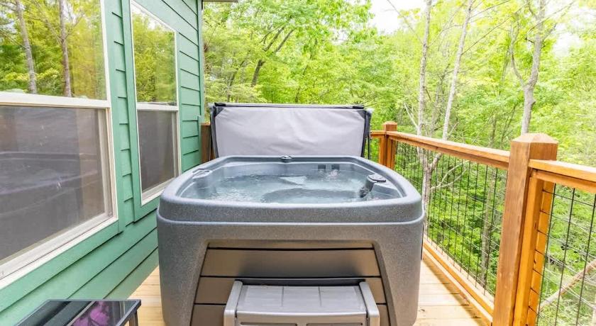 Zion Grove (TN) Green & Black Bear Cabins by Beyond Expectations 4-Star Accommodation restaurant