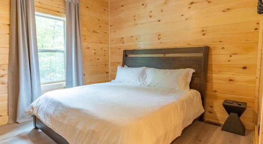 Zion Grove (TN) Green & Black Bear Cabins by Beyond Expectations 4-Star Accommodation lobby