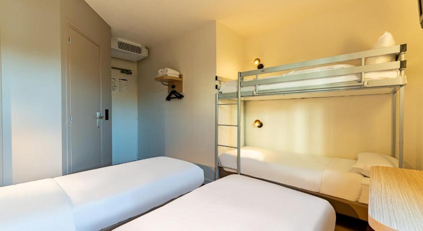 صورة Standard Quadruple Room with Two Bunk Beds 3