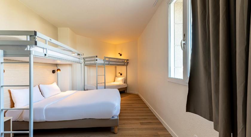 صورة Standard Room - 1 Queen Bed 3 Bunk Beds 1