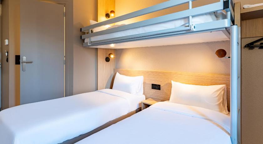 صورة Standard Triple Room with One Bunk Bed 3