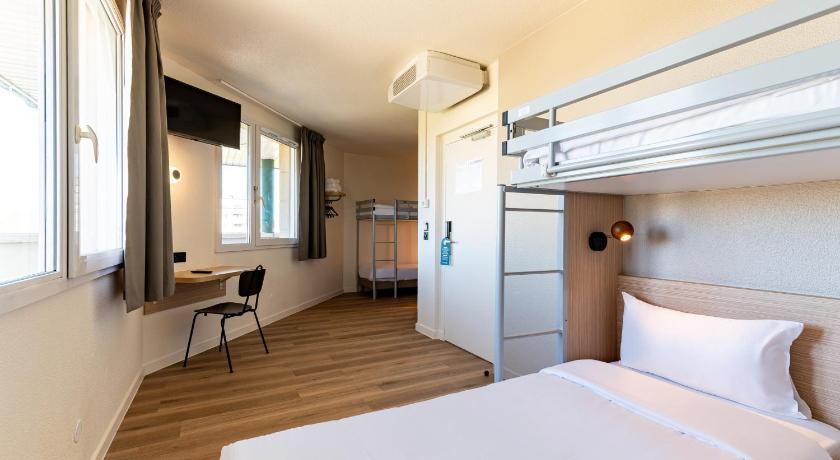 صورة Standard Room - 1 Queen Bed 3 Bunk Beds 4