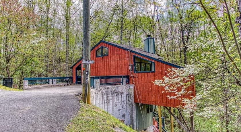 Woods Child Cabin by Beyond Expectation w Hot Tub
