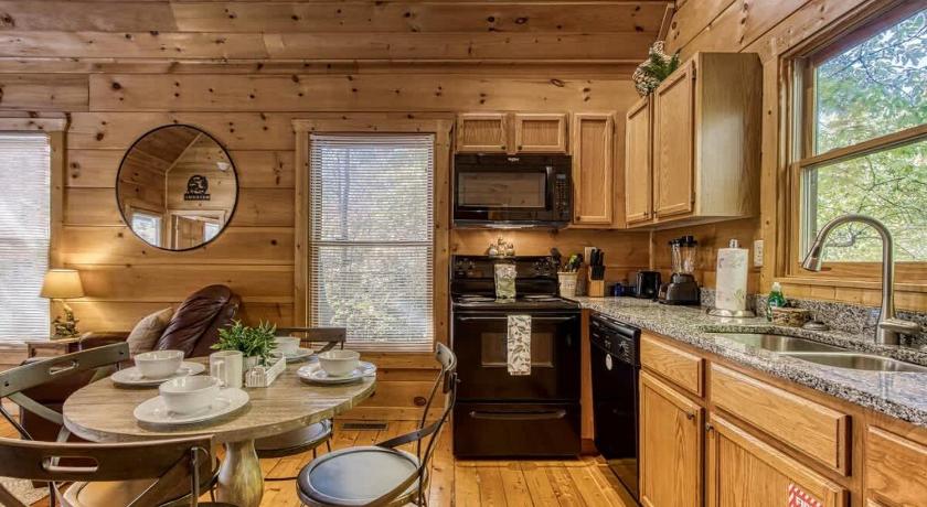 지온 그로브 (TN) Whispering Pines by Beyond Expectations w Hot Tub 4성급 숙소 레스토랑