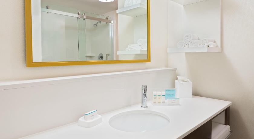 Image of 2 Queens Mobility Access W/tub Nonsmoking 2