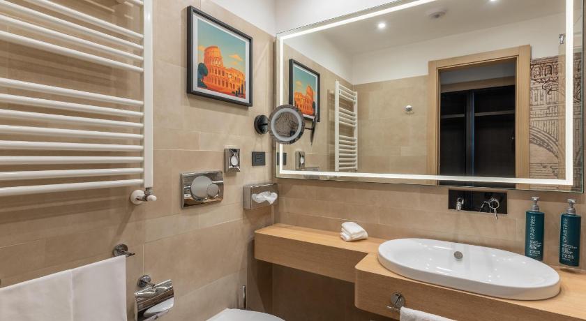 Image of King Deluxe Room 9