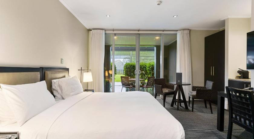 Image of King Hilton Guestroom 0