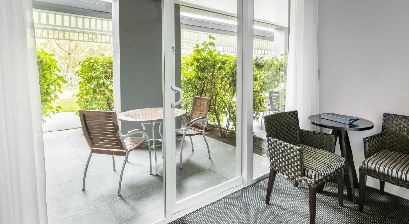 Image of King Hilton Guestroom 10