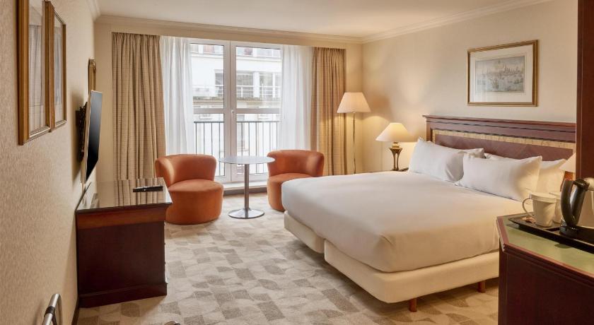 "King Hilton" szoba (King Hilton Guest Room) fotója 1