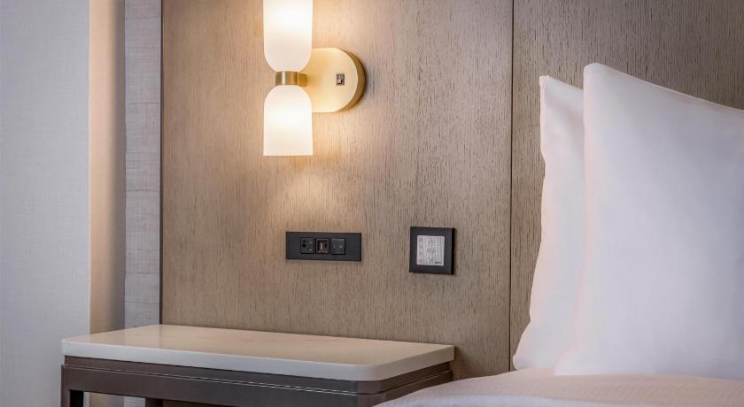 Image of 1 KING MOBILITY/HEARING ACCESSIBLE W/ BATHTUB 7