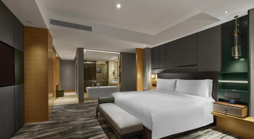 Image of 1 Bedroom Deluxe Suite 3