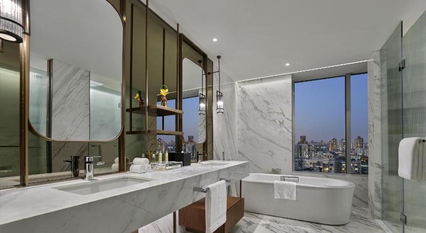 Image of King Hilton Executive Suit 2