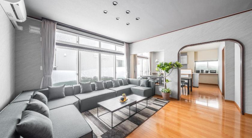 E-us Sakaedori House