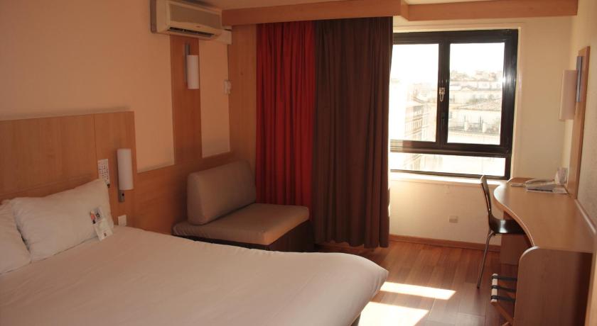 Image of Premium room with 1 double bed + convertible so fa or bed for 1 person 10