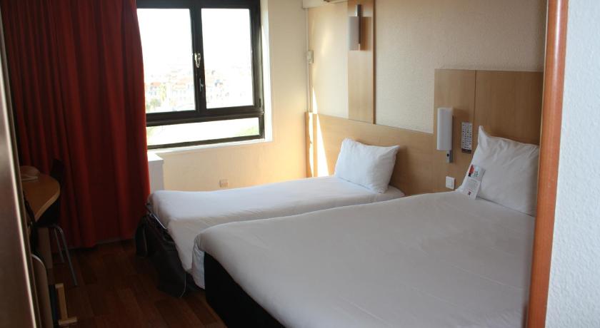 Image of Premium room with 1 double bed + convertible so fa or bed for 1 person 4