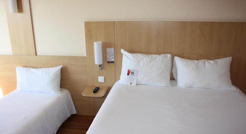 Image of Premium room with 1 double bed + convertible so fa or bed for 1 person 7
